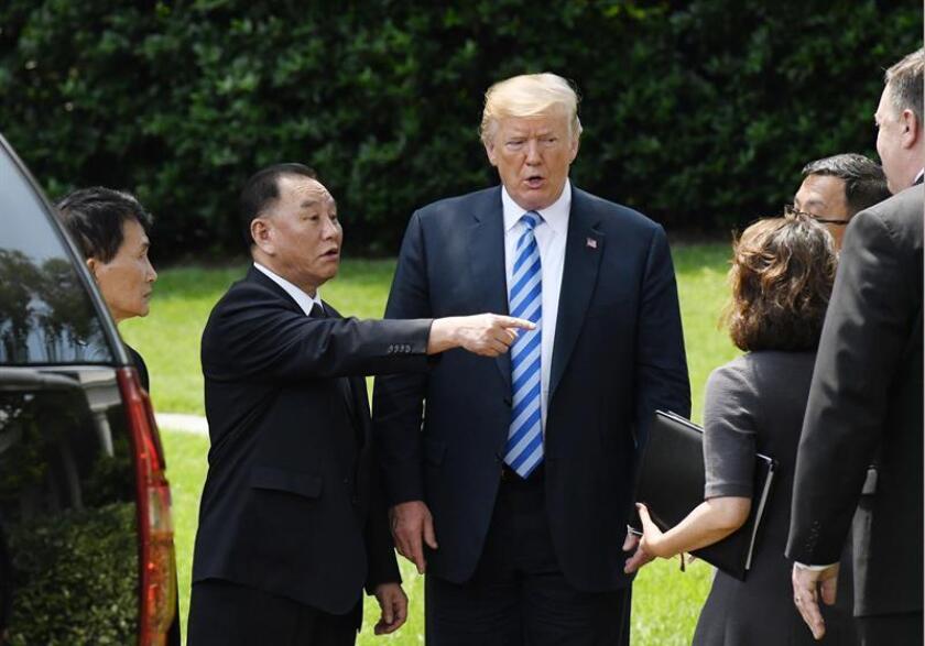 El presidente de Estados Unidos, Donald Trump, se encuentra con Kim Yong Chol, ex jefe de inteligencia militar de Corea del Norte y uno de los ayudantes más cercanos del líder Kim Jong Un, en el jardín sur de la Casa Blanca en Washington, DC, EE. UU., el 01 de junio de 2018. EFE/Archivo