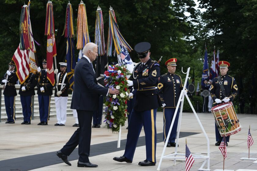 El presidente Joe Biden coloca una corona de flores en La Tumba del Soldado Desconocido en el Cementerio Nacional de Arlington, Virginia, en el Día de los Caídos en Guerras de Estados Unidos, el lunes 29 de mayo de 2023. (AP Foto/Susan Walsh)