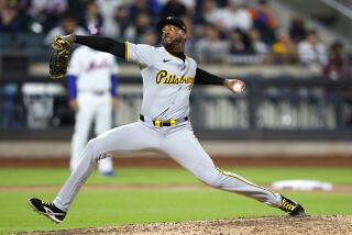 El cubano Aroldis Chapman, de los Piratas de Pittsburgh, hace un lanzamiento ante los Mets de Nueva York, durante el juego del lunes 15 de abril de 2024 (AP Foto/Noah K. Murray)