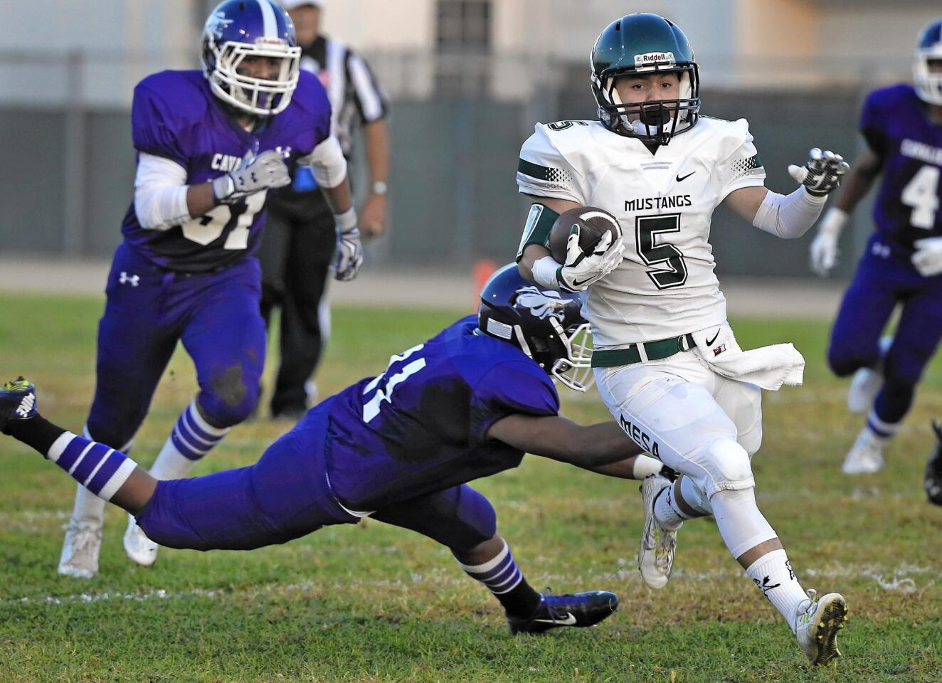 tn-dpt-sp-0905-costa-mesa-football-03-jpg-20150904