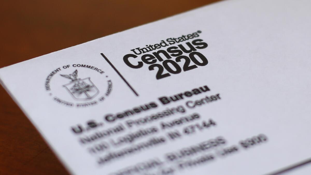 Un sobre con una carta del censo de Estados Unidos 2020 enviado por correo a un residente, 