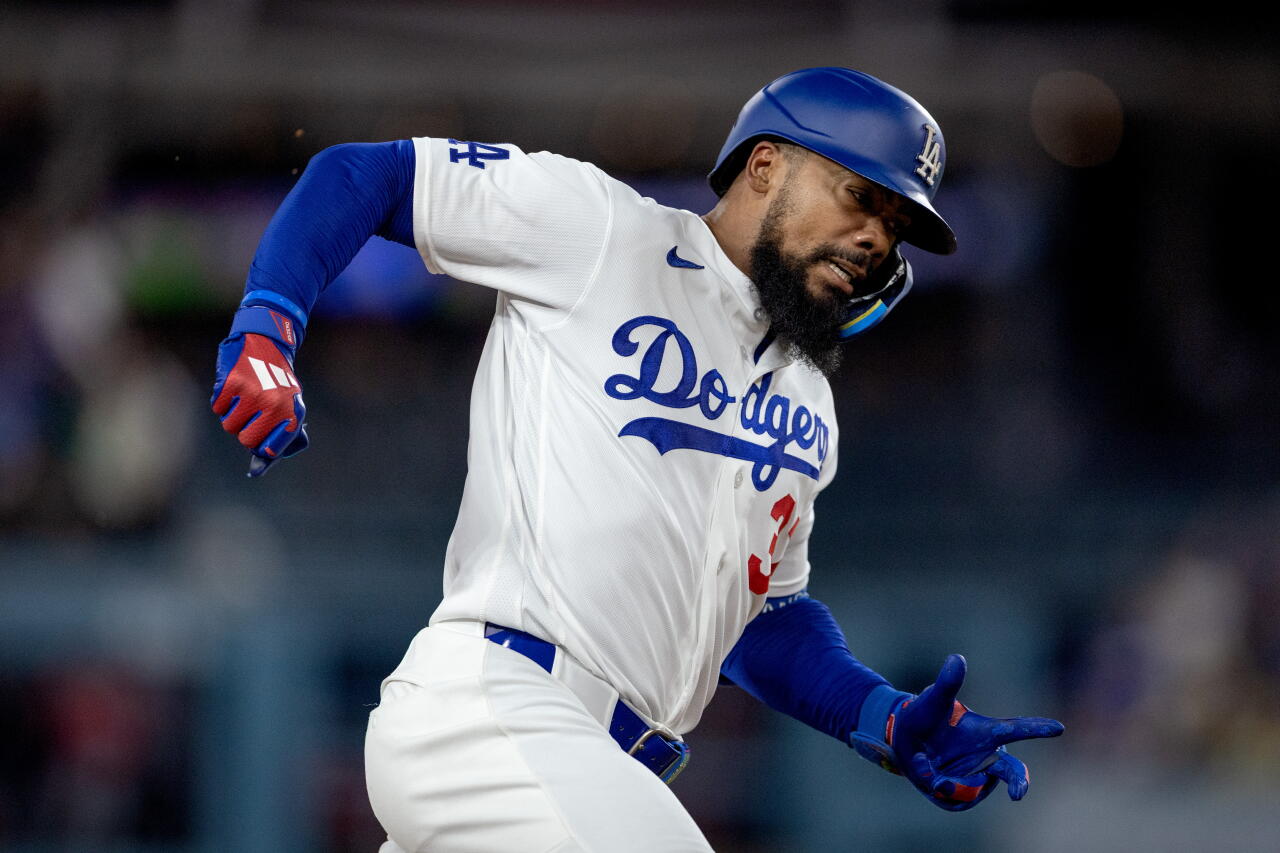 Teoscar Hernandez rounds third base during Tuesday’s game against the Cincinnati Reds.