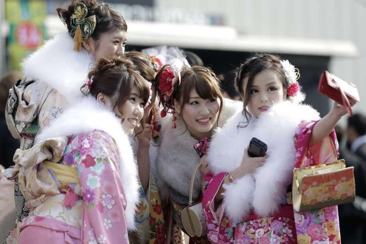 Mujeres japonesas vestidas con kimonos para la ceremonia del Día de la Mayoría de Edad.