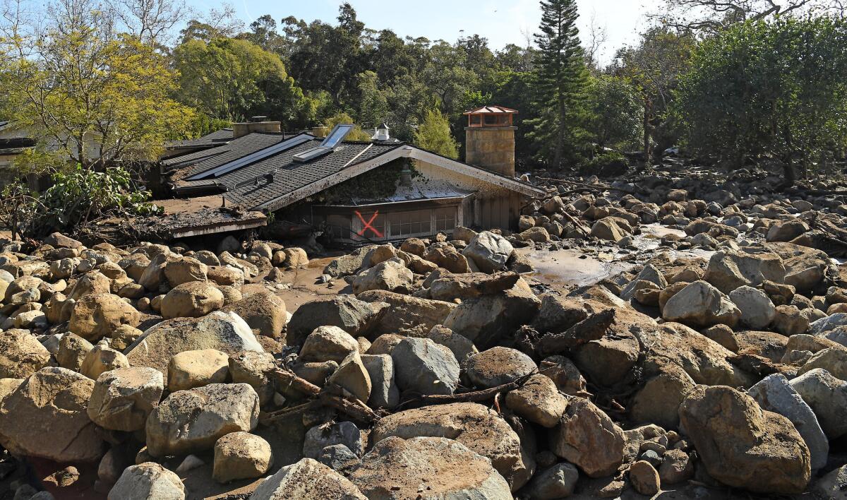 Los restos de una casa entre rocas y barro a lo largo de Glen Oaks Drive en Montecito.