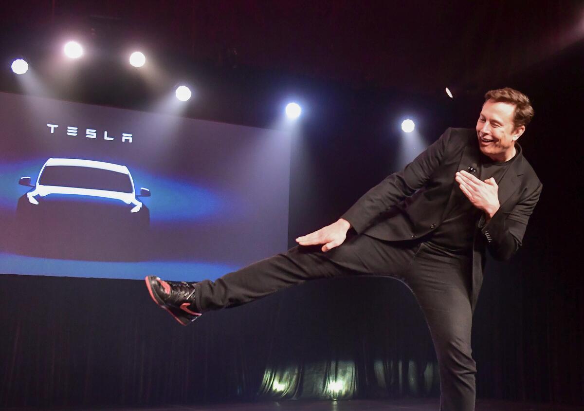 Tesla CEO'su Elon Musk, 14 Mart 2019'da Hawthorne, Kaliforniya'da yeni Tesla Model Y'nin açılışı sırasında.