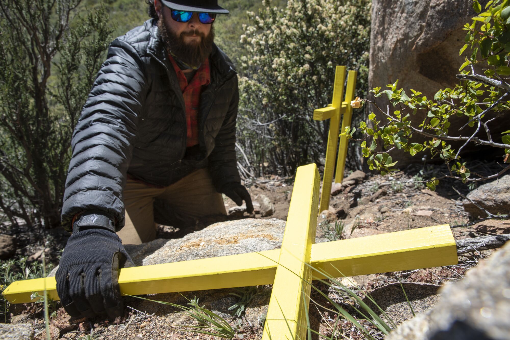 James Cordero se prepara para plantar una tercera cruz en el lugar donde murieron tres hermanas mexicanas en 2020.