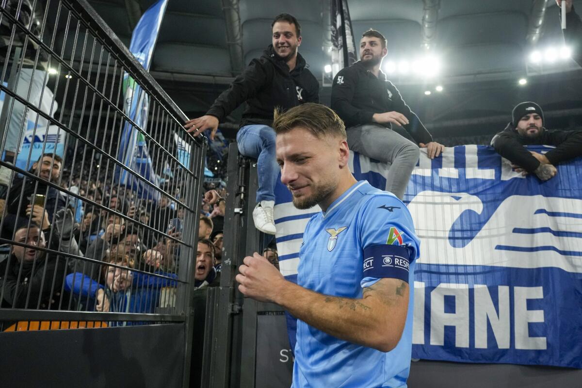 Ciro Immobile festeja con los hinchas de Lazio tras la victoria ante Celtic