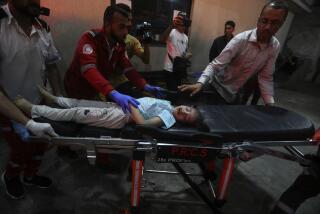 Una niña palestina herida en un bombardeo israelí en la Franja es trasladada al hospital kuwaití en el campo de refugiados de Rafah, en el sur de Gaza, el 20 de abril de 2024. (AP Foto/Ismael Abu Dayyah)