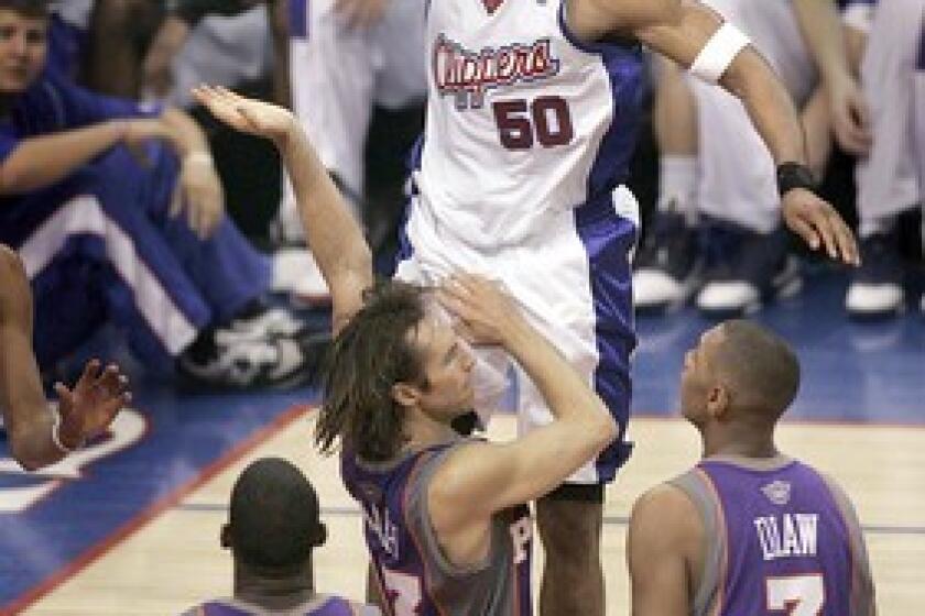 LA's Corey Maggette puts up a finger roll in Game 4 of the second round Western Conference NBA playoffs at Staples Center.