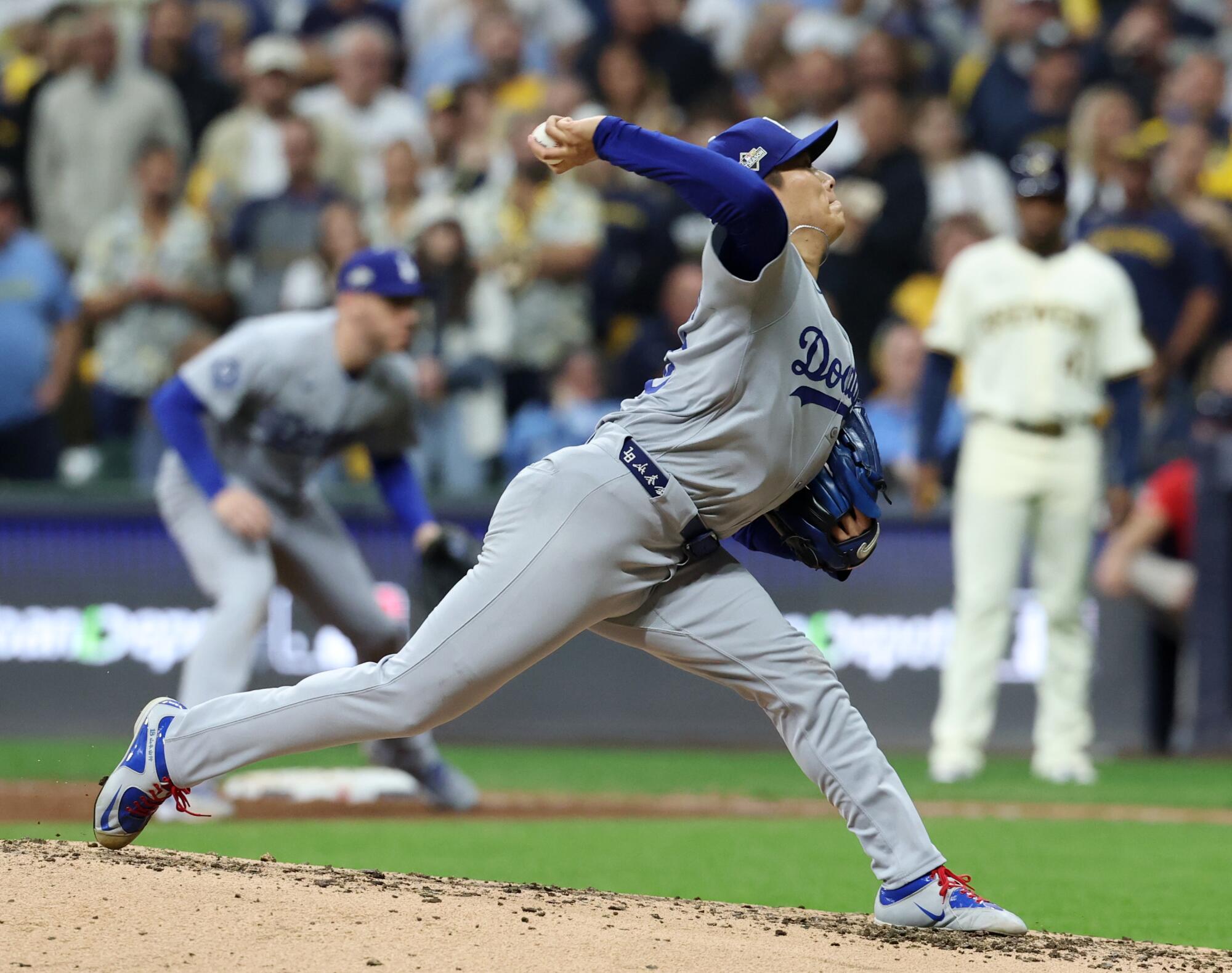 O arremessador dos Dodgers, Yoshinobu Yamamoto, fez um lançamento contra os Brewers na quinta entrada de terça-feira.