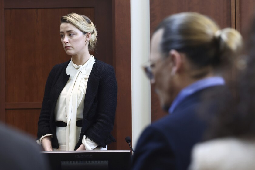 La actriz Amber Heard, a la izquierda, y el actor Johnny Depp comparecen en el Tribunal de Circuito 