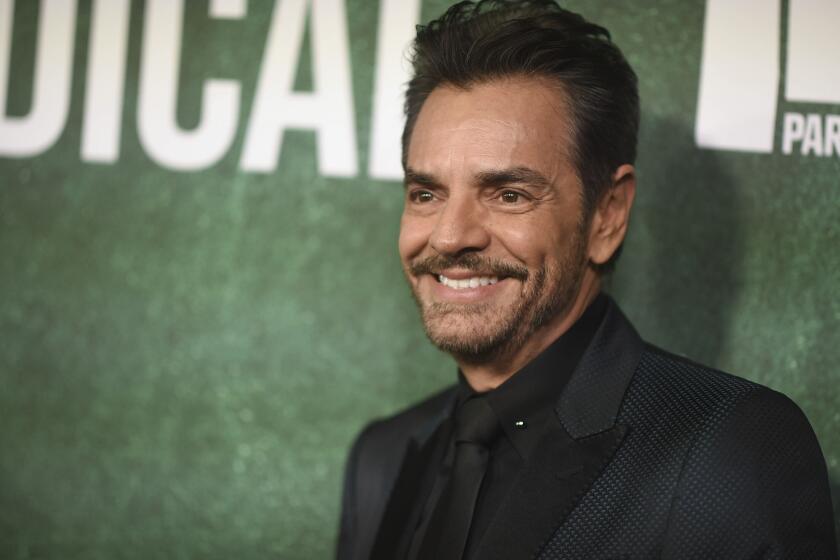 Eugenio Derbez fue recibo por un mar de fans que llenaron la sala durante la premiere de "Radical" en Los Ángeles.