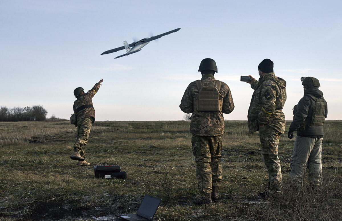 ARCHIVO - Soldados ucranianos lanzan un dron contra posiciones rusas cerca de Bajmut, 