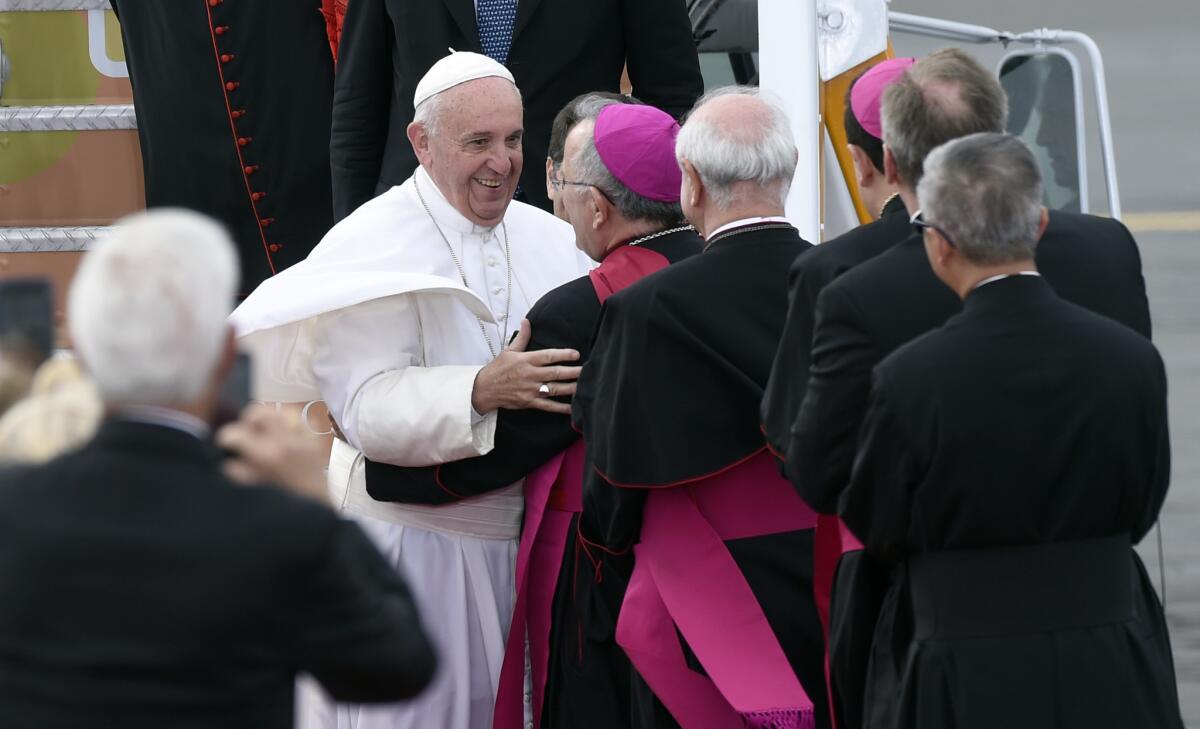 Papa Francisco es recibido en el aeropuerto de Filadelfia, sábado 26 de septiembre de 2015.