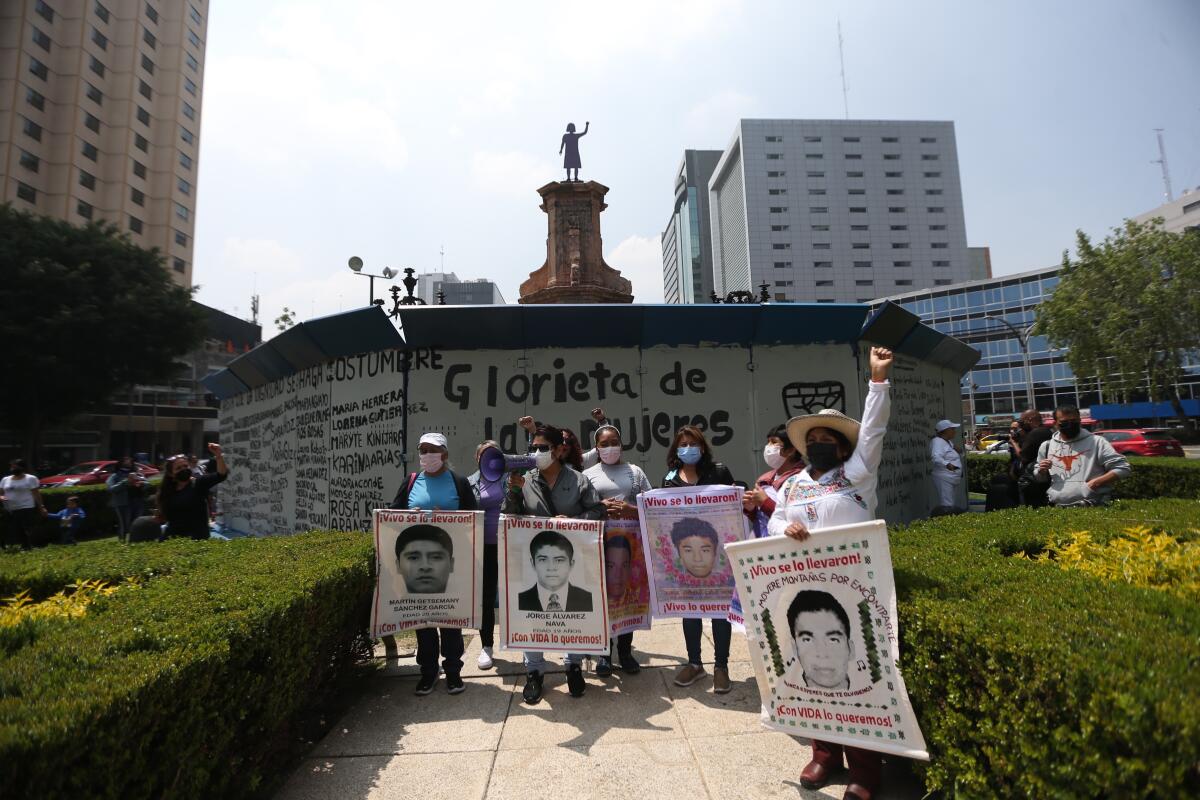 Feministas mexicanas instalan estatua de una mujer donde estaba la de Colón