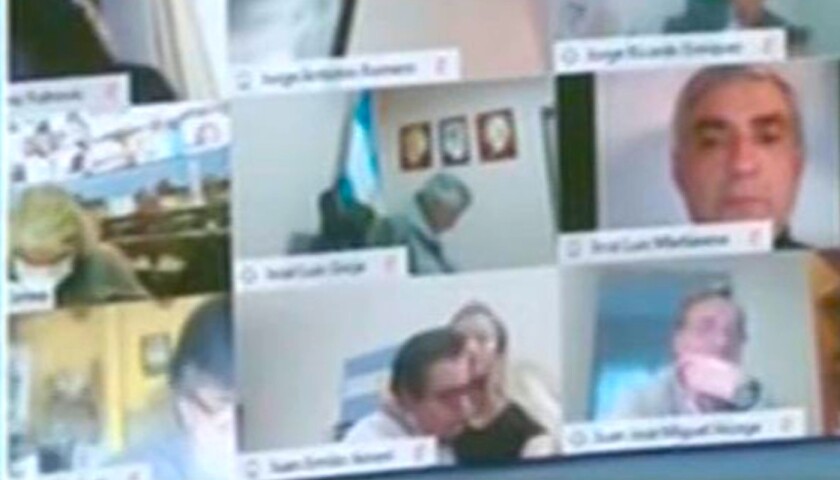 El diputado estaba conectado desde su casa cuando protagonizó la escena y luego identificó a la mujer como su esposa.