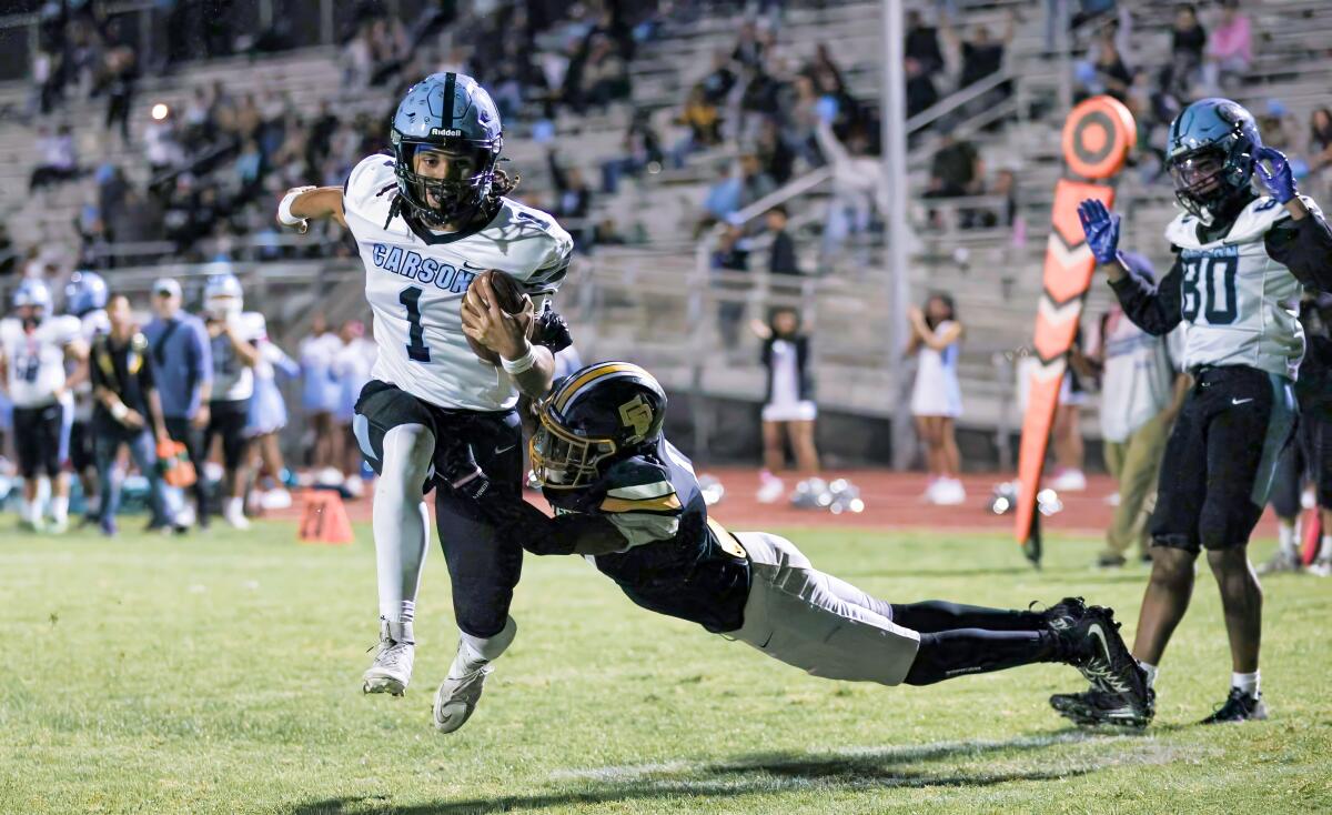 El mariscal de campo de Carson, Chris Fields III, despega contra San Pedro. 