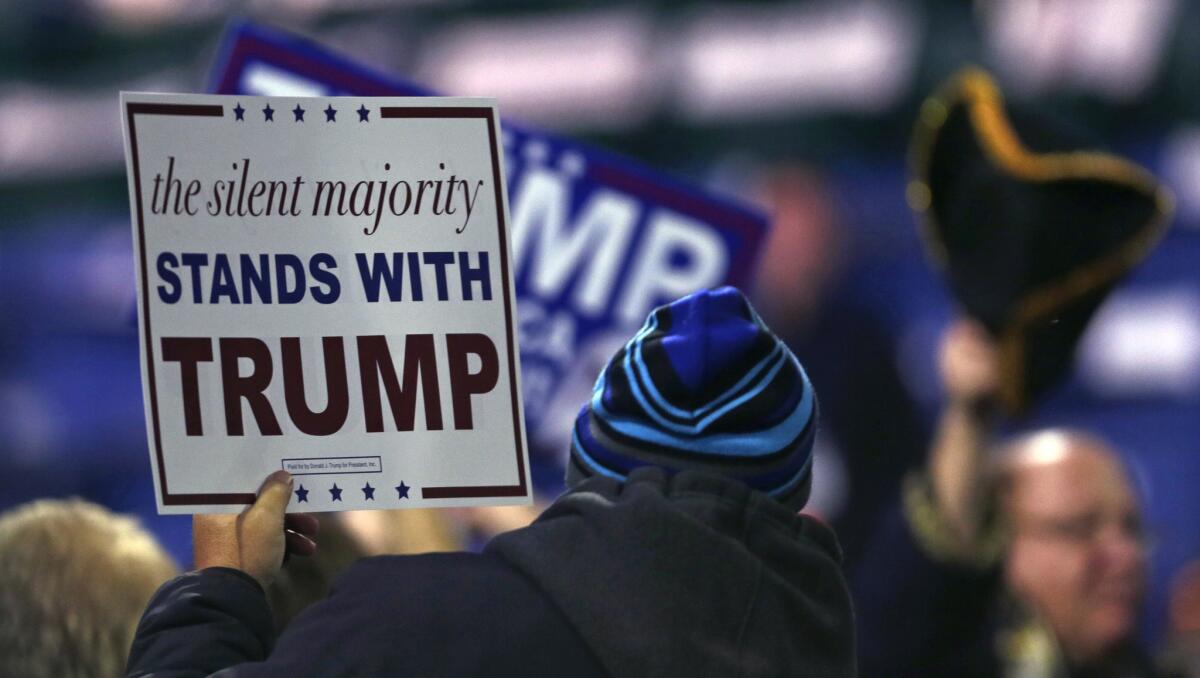 Partidarios sostienen carteles de apoyo al precandidato presidencial republicano Donald Trump antes de un acto de campaña en el Tsongas Center, en Lowell, Massachusetts, el lunes 4 de enero de 2016. (Foto AP/Charles Krupa)