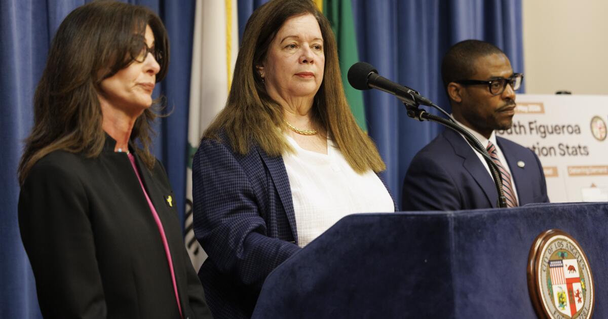 O programa de defesa contra despejo de Los Angeles está no ar em meio a uma batalha com o procurador da cidade