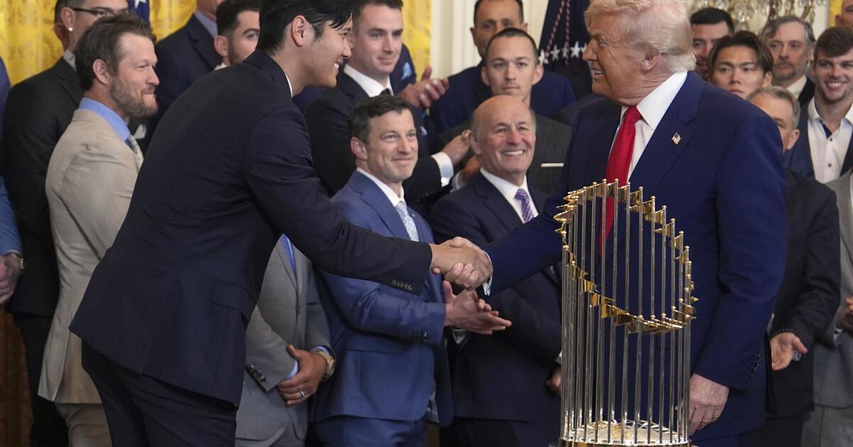 Dodgers'ın Donald Trump'la tanıştığını bilseydi Jackie Robinson (42) mezarında dönecekti (47)