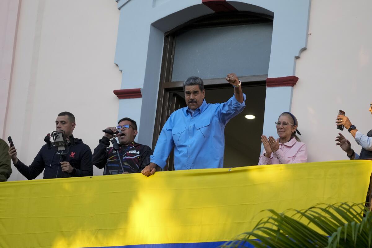 El presidente Nicolás Maduro hace gestos a sus seguidores 