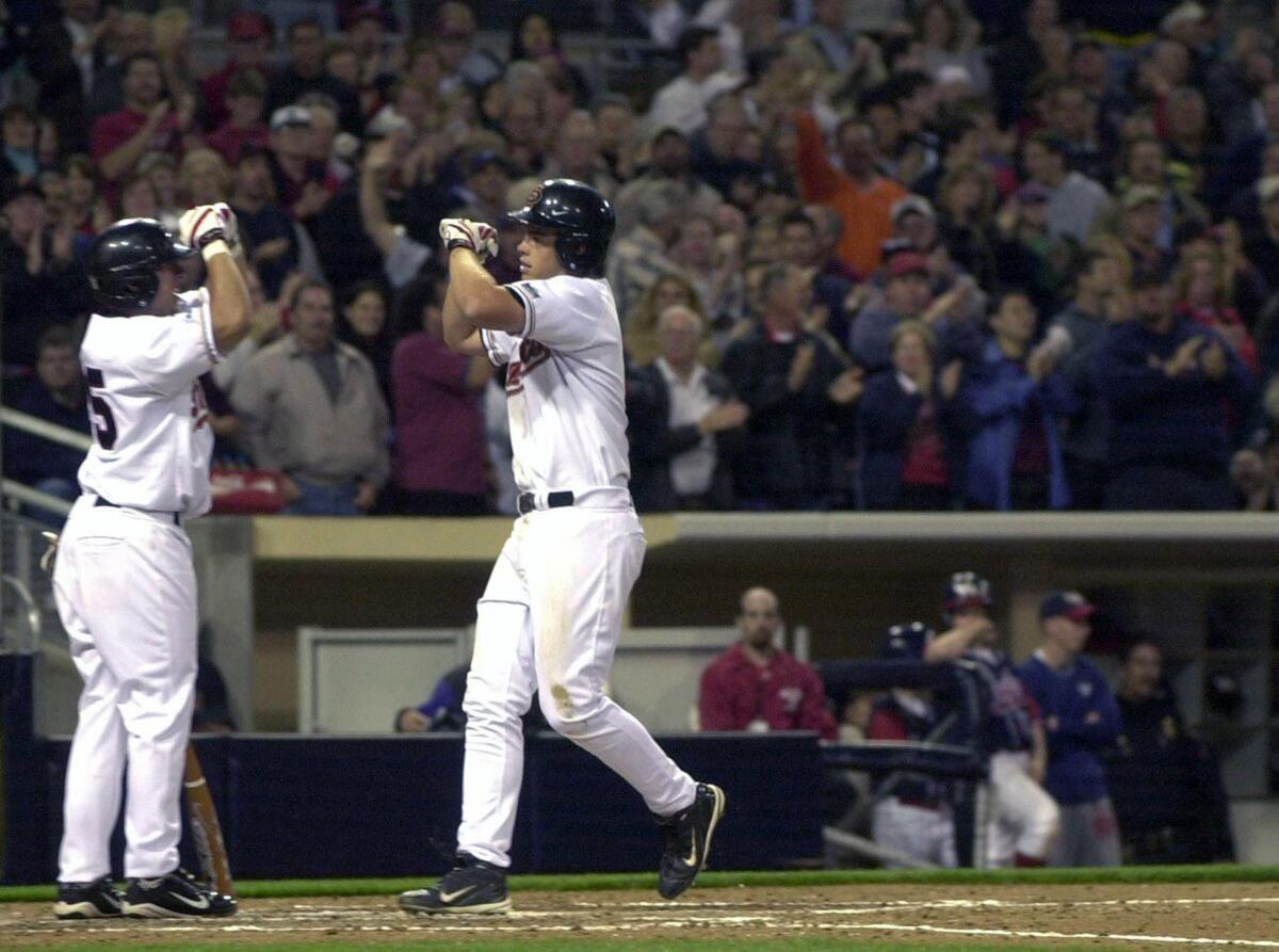 Rielly Embrey van SDSU, rechts, slaat de eerste homerun in Petco Park in de geschiedenis van Petco Park.
