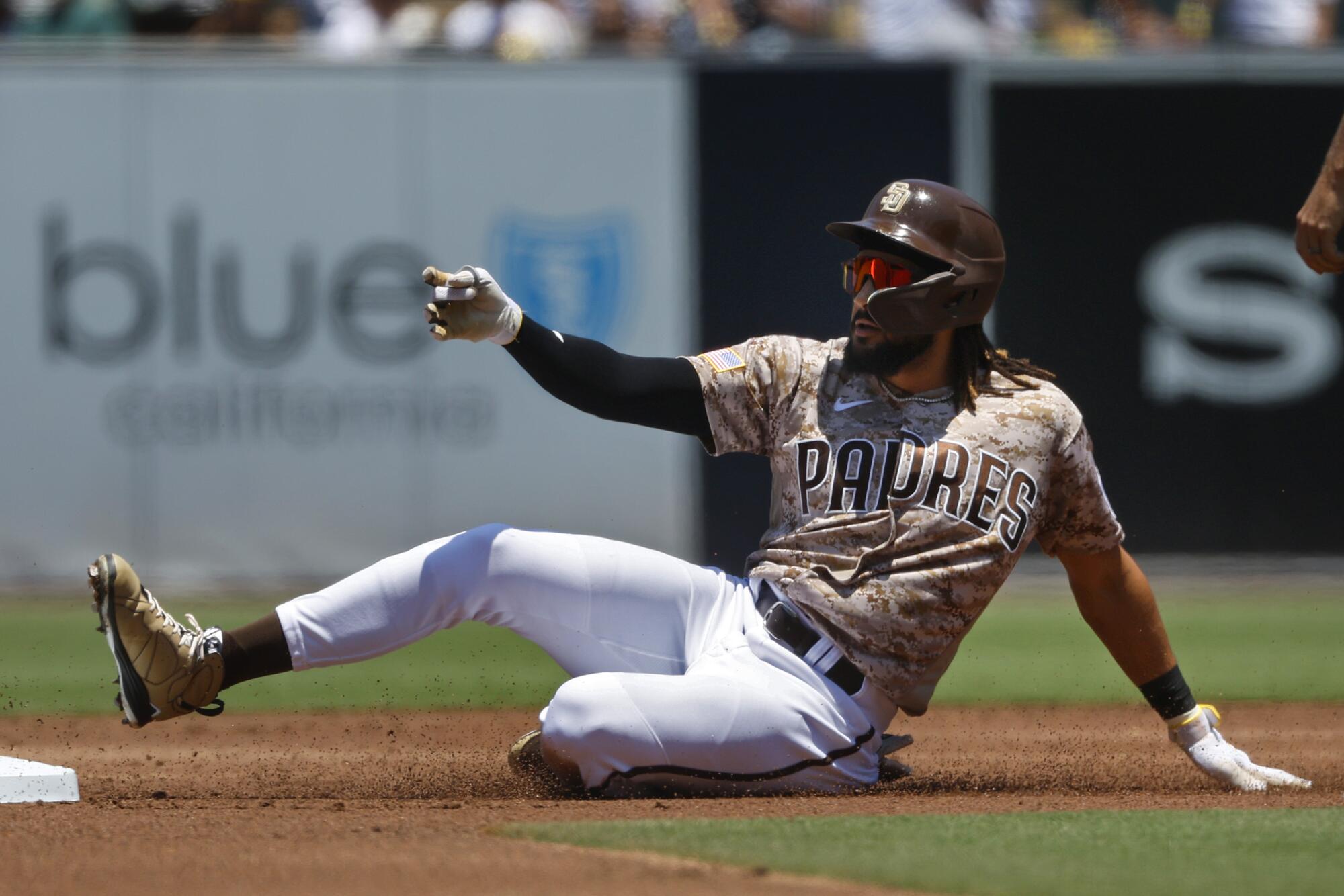 Manny Machado homers twice as Padres close out first half with