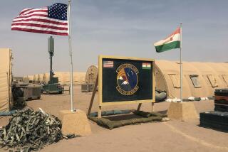 ARCHIVO - Banderas de Níger y Estados Unidos ondean en el campamento base para miembros de la fuerza aérea y otro personal que ayuda en la construcción de la Base Aérea de Níger 201 en Agadez, Níger, el 16 de abril de 2018. (AP Foto/Carley Petesch, archivo)