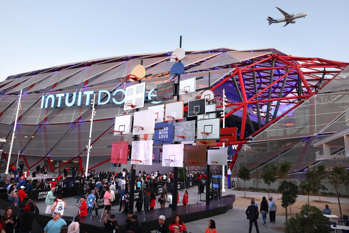 Clippers thought-about naming dome after bankrupt agency at middle of Kawhi Leonard allegations Clippers thought-about naming dome after bankrupt agency at middle of Kawhi Leonard allegations