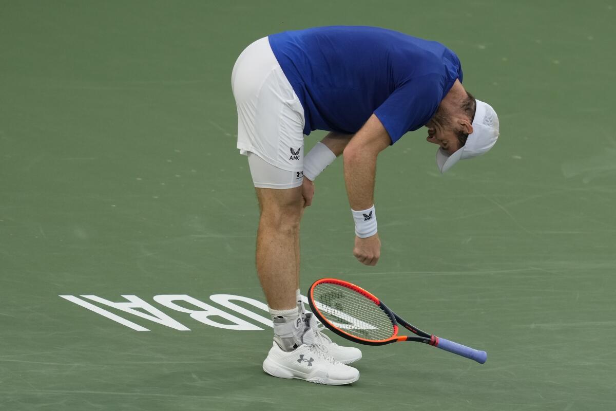 Andy Murray reacciona tras perder un punto ante Ugo Humbert en el torneo de Dubi, el mircoles 28 de febrero de 2024, en los Emiratos rabes Unidos. (AP Foto/Kamran Jebreili)