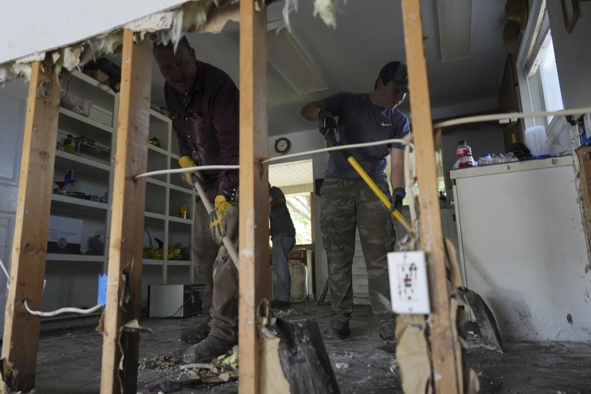 Pertenencias de acampantes al lado de una de las cabañas