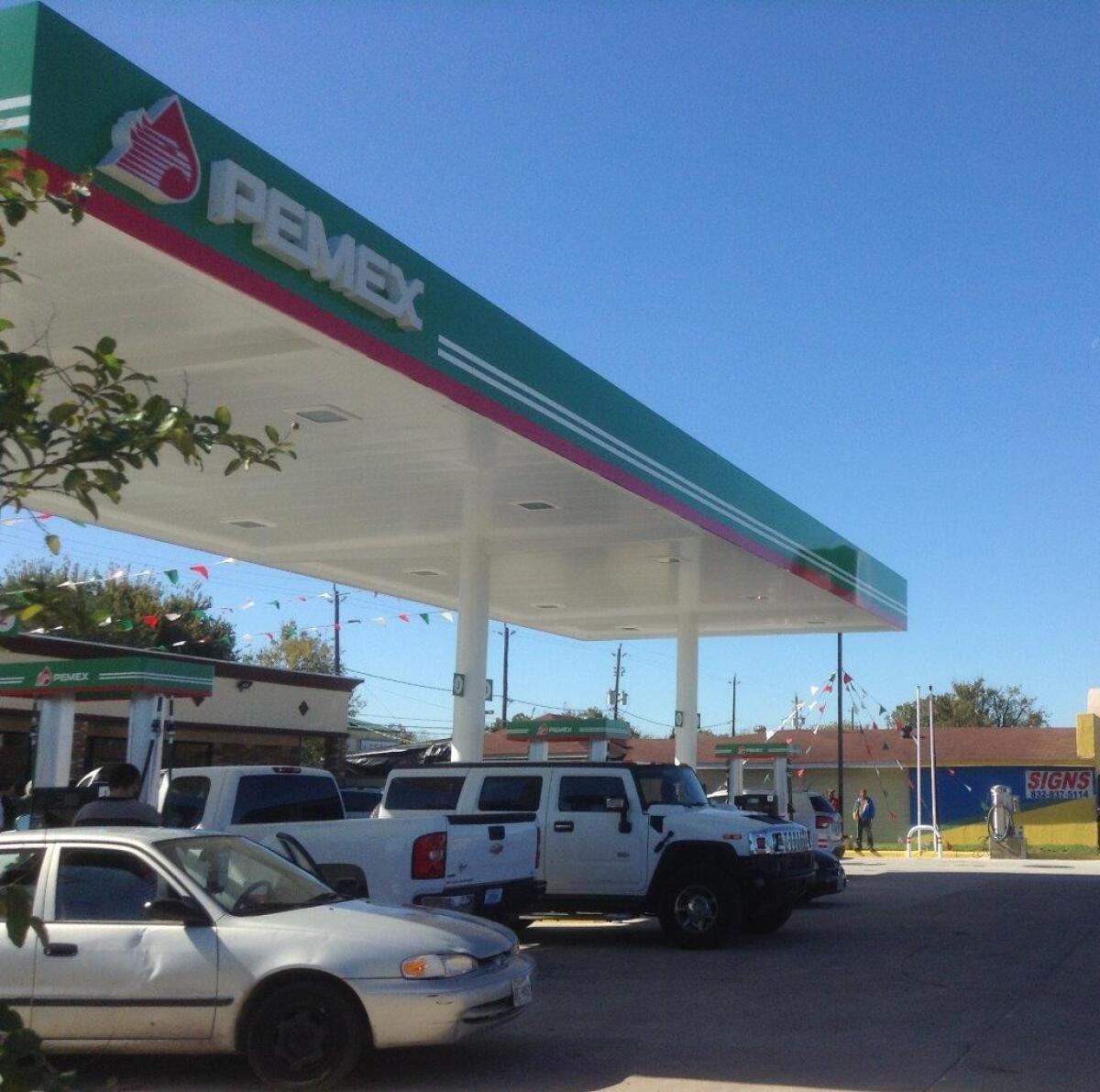 Imagen cedida por la compañía Petroleos Mexicanos (Pemex) de la primera gasolinera de Pemex inaugurada en la ciudad de Houston (Estados Unidos), como parte de una etapa inicial en la que abrirán cinco estaciones de servicio. La empresa explicó que la apertura de estas estaciones se lleva a cabo con "inversión de terceros, quienes son los propietarios de dichas estaciones de servicio y determinarán los precios de venta al público de los combustibles" de acuerdo con las condiciones de mercado en Houston. EFE