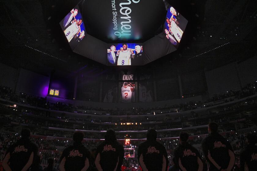 Los Clippers observan el video de tributo a Kobe Bryant.