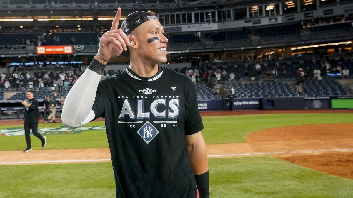 Yankees' Aaron Judge showered with love in spring training debut