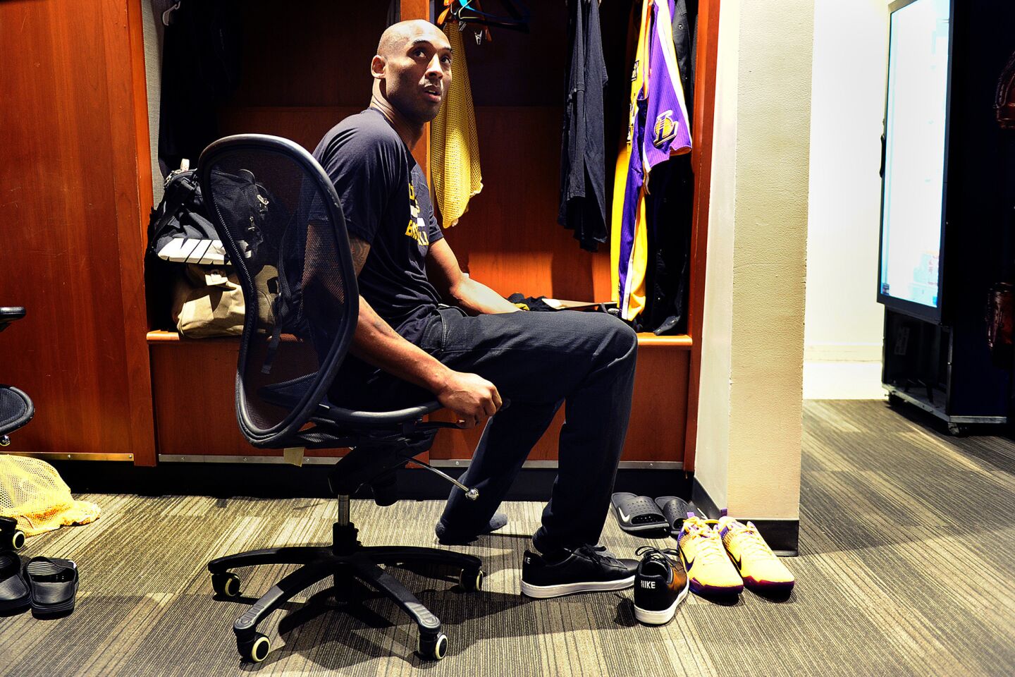 Kobe Bryant sits at his locker as he preapres for the Lakers' game againstthe Pelicans in New Orleans.