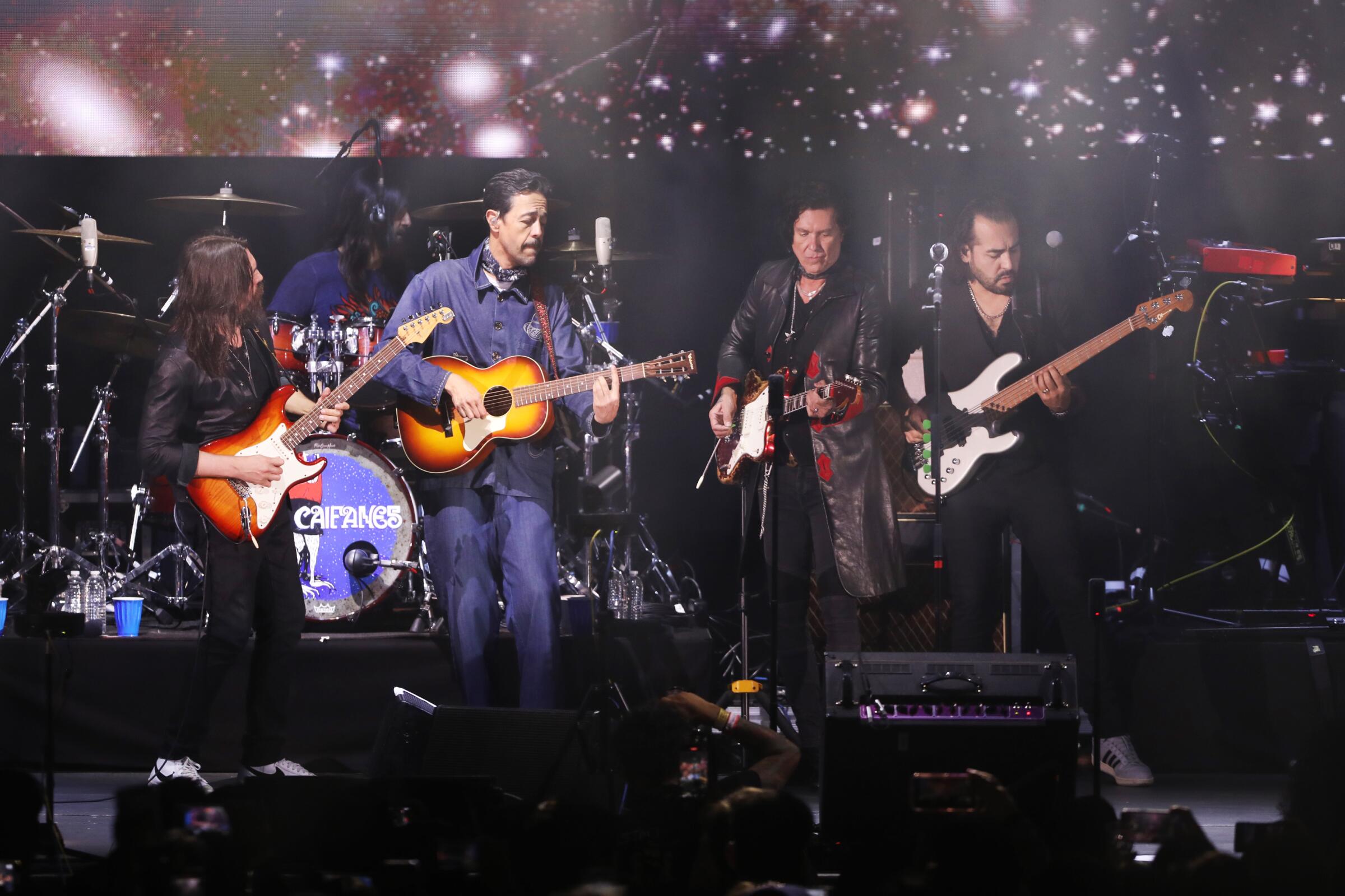 Caifanes y Café Tacvba unieron fuerzas en el Hollywood Bowl para despertar la nostalgia rockera - Los Angeles Times