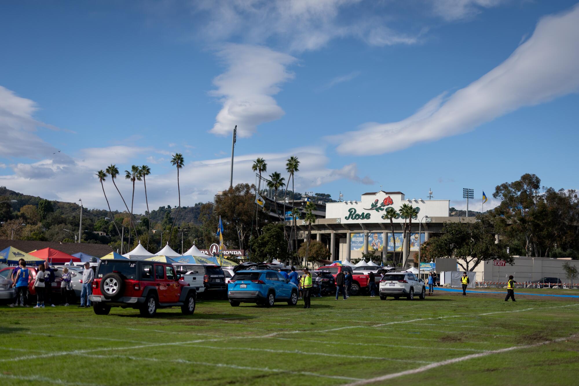 UCLA'nın 22 Kasım'daki maçta Washington'u ağırlaması öncesinde futbol taraftarları Brookside golf sahasında bagaj kapağındaydı.