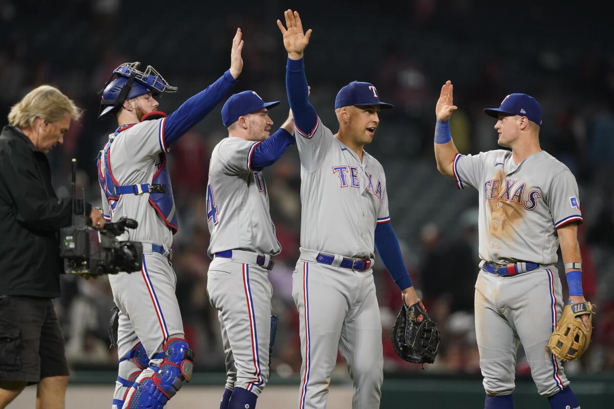 Los Rangers de Texas celebran su victoria 