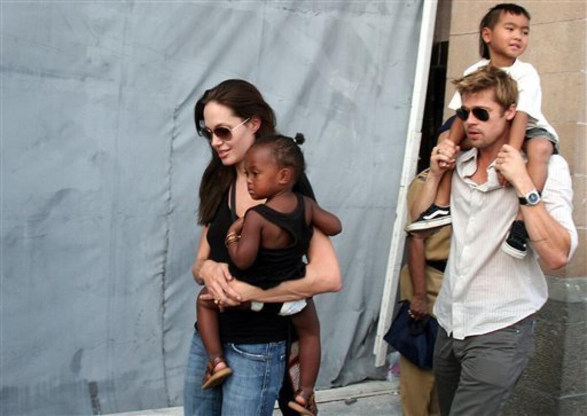 En esta foto del 12 de noviembre del 2006, Angelina Jolie, con su hija Zahara en brazos, y Brad Pitt, con el hijo de Jolie Maddox, en Mumbai, India. Angelina Jolie Pitt presentó una solicitud de divorcio de Brad Pitt, poniendo fin a uno de los romances más estelares y seguidos del mundo. Angelina Jolie encarnará a una comandante de la Fuerza Aérea en su próxima película, una noticia que se produce justo el día en que ha trascendido el acuerdo temporal al que ha llegado con su marido, Brad Pitt, sobre la custodia de sus seis hijos.