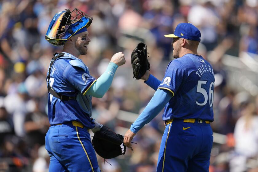 El receptor de los Mellizos de Minnesota, Ryan Jeffers, y el lanzador relevista Caleb Thielbar (56), celebran después de una victoria 9-3 contra los Astros de Houston el sábado 6 de julio de 2024, en Minneapolis. (AP Foto/Abbie Parr)