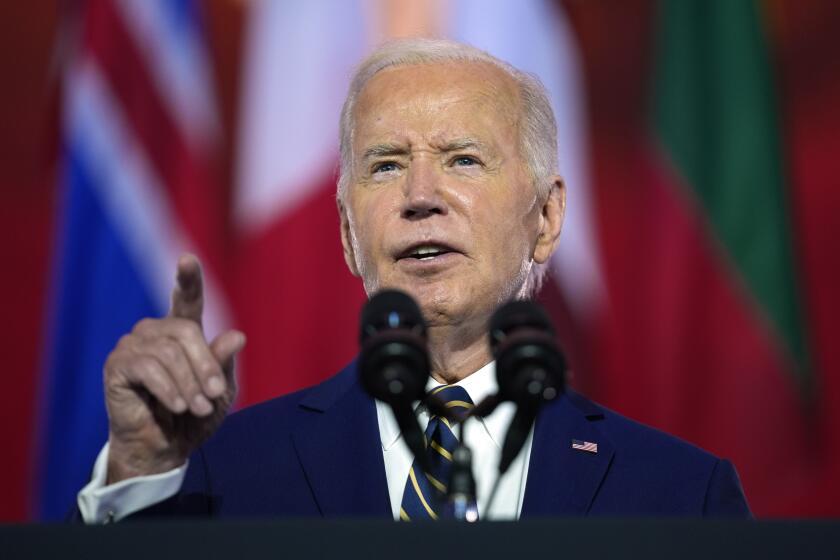 El presidente Joe Biden pronuncia un discurso sobre el septuagésimo quinto aniversario de la OTAN en el Auditorio Andrew W. Mellon, el martes 9 de julio de 2024, en Washington. (AP Foto/Evan Vucci)