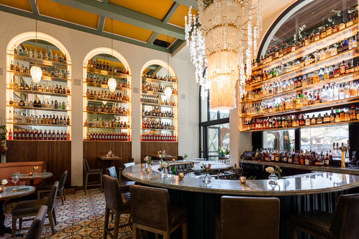 Comedor y bar en el restaurante Marisi en La Jolla