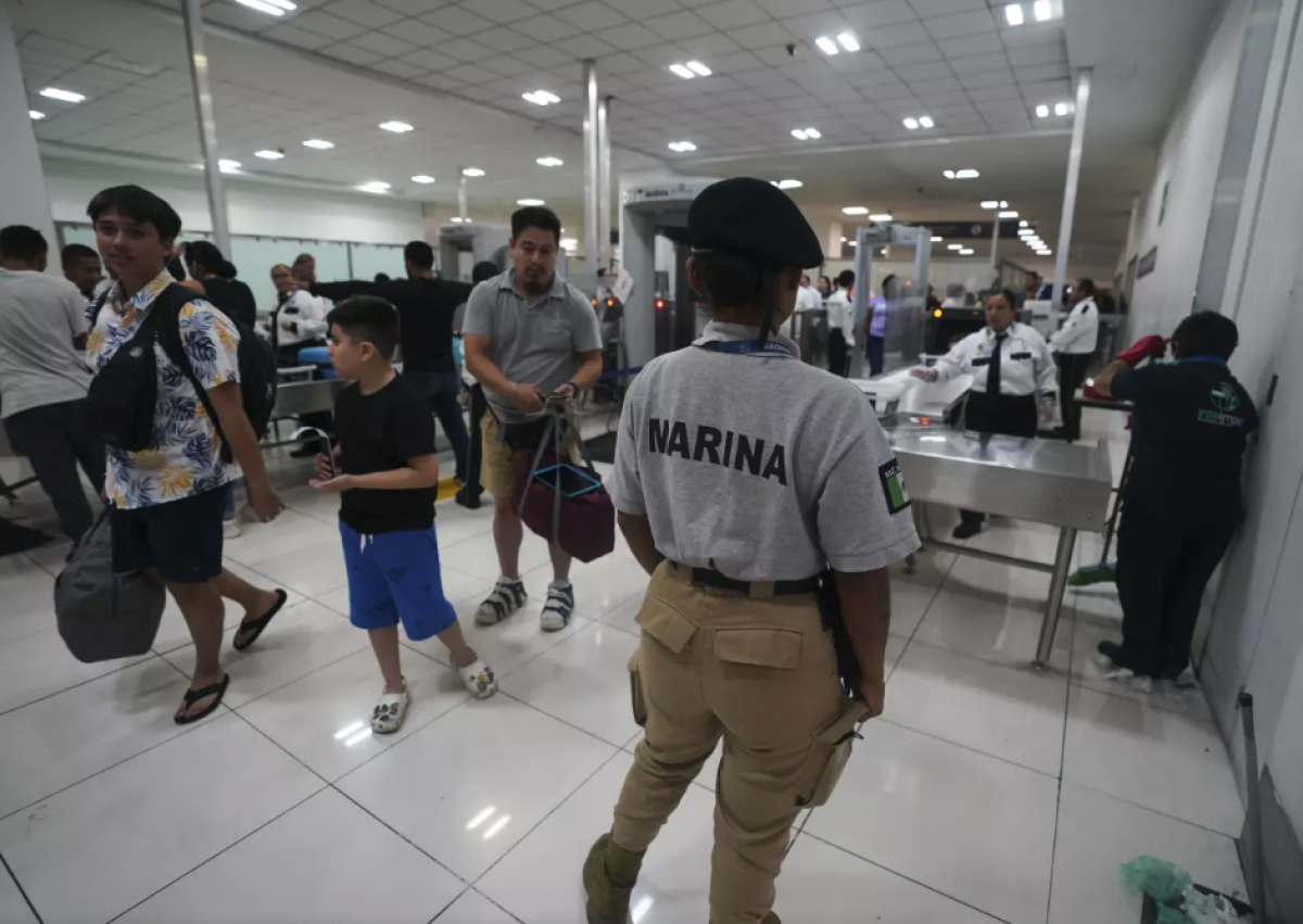 ARCHIVO - Un agente de la Marina mexicana hace guardia