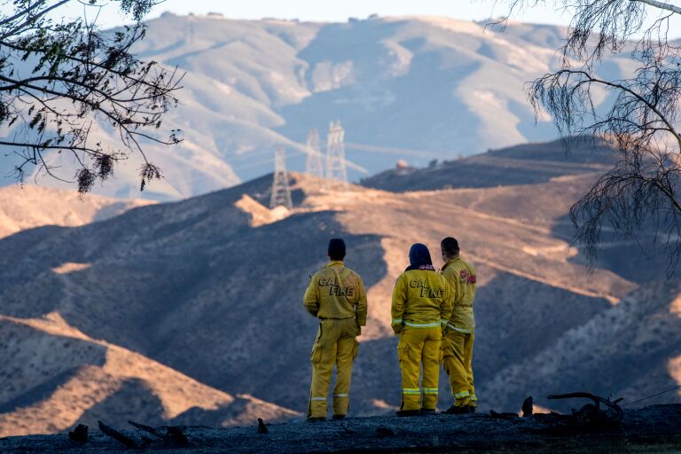 Tick fire in Santa Clarita Valley is burning homes and threatening ...
