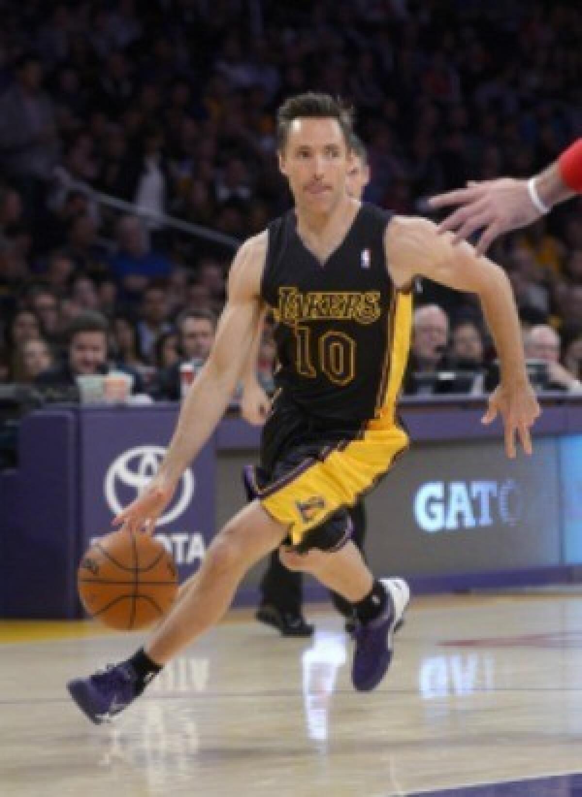 Steve Nash had 11 assists in 19 minutes for the Lakers on Friday.
