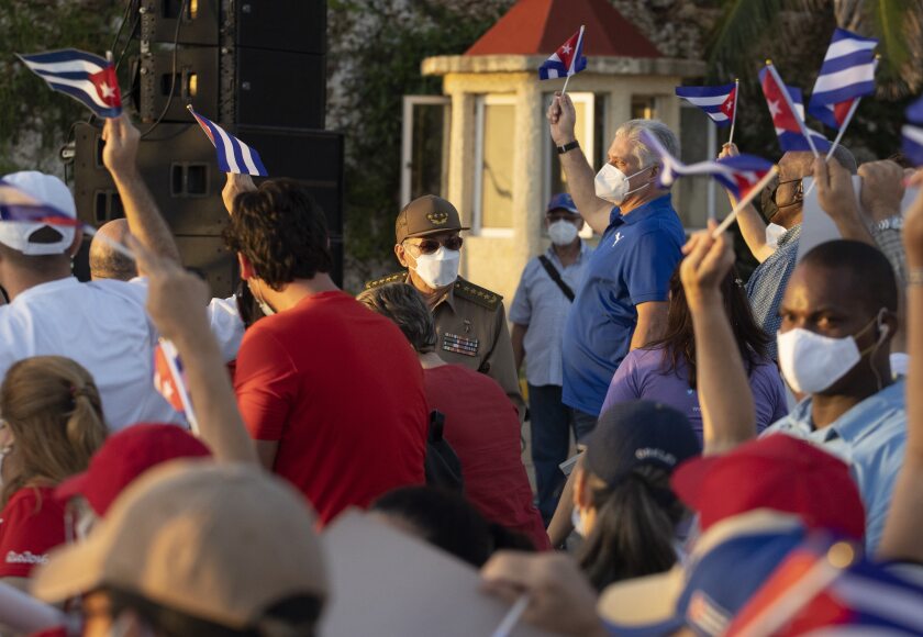 Raúl Castro, al centro, y el presidente cubano Miguel Díaz Canel, encabezan un acto político