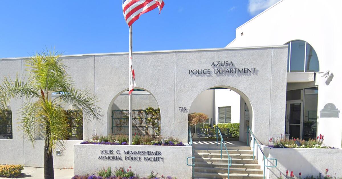 Un homme mort a été retrouvé dans un véhicule de police garé devant le bureau pendant des jours, ont indiqué des responsables.