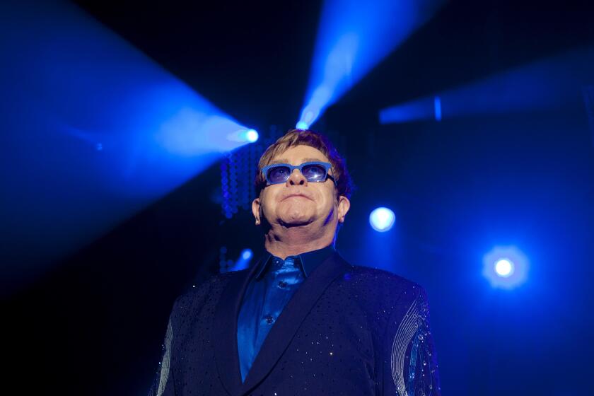 Elton John se solidariza con ucranianos durante concierto en Nueva Jersey