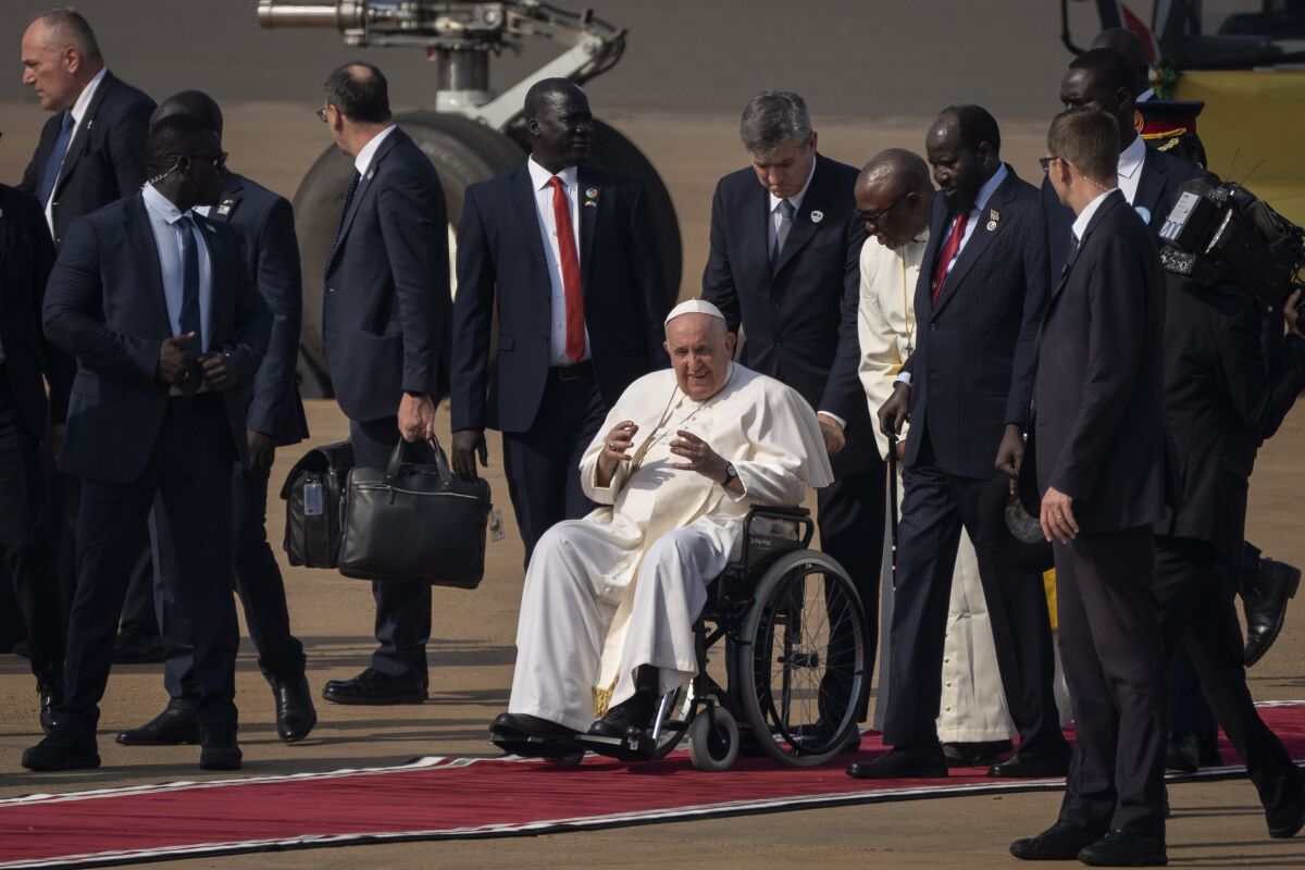 El papa Francisco habla con el presidente de Sudán del Sur, Salva Kiir, centro derecha, 
