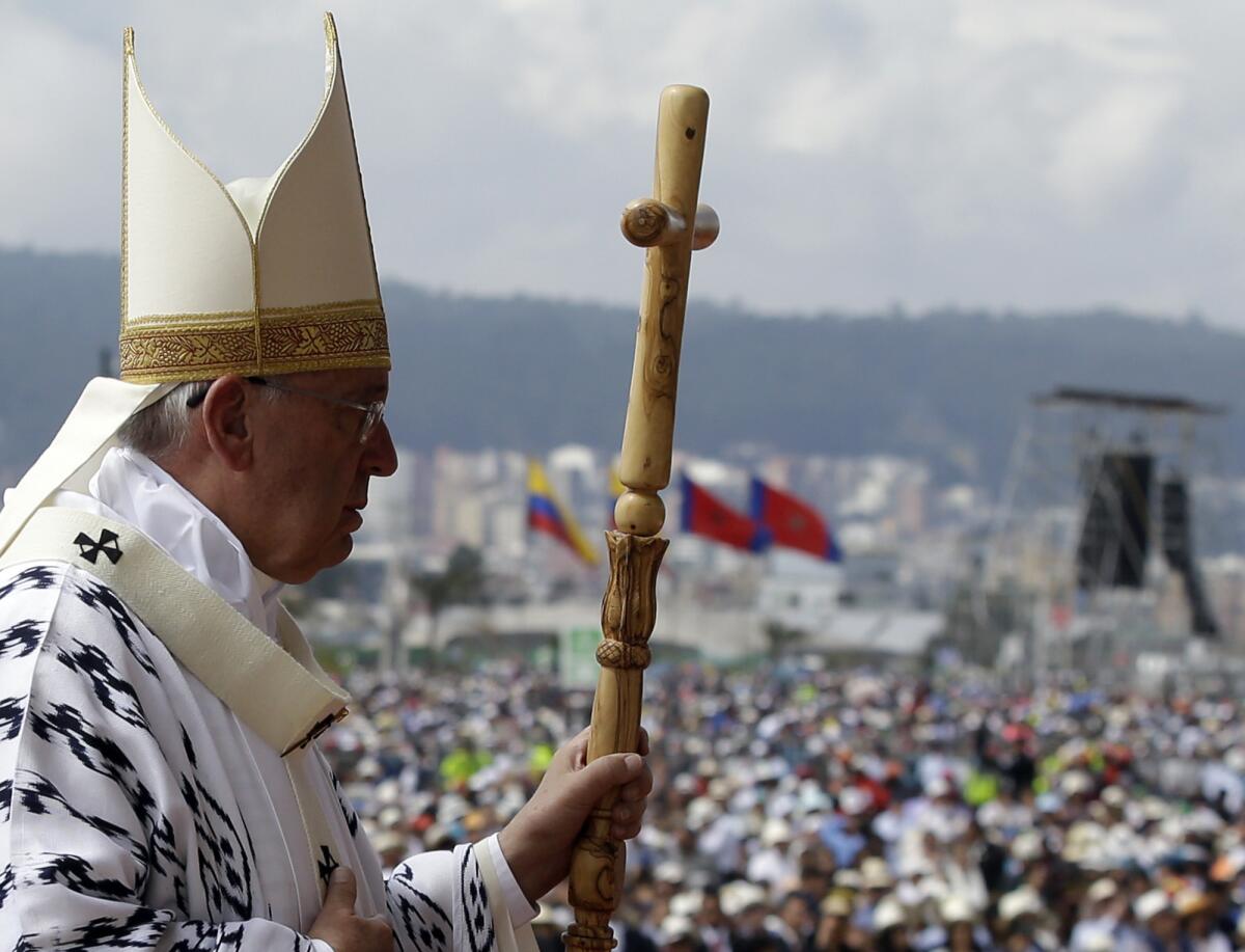 El Papa Francisco avanza hacia la celebración de una misa campal en el parque Bicentenario de Quito, Ecuador.